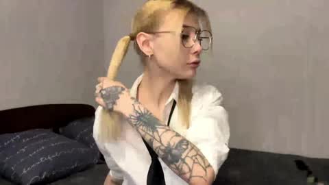 Snapshot of nolabussing chatting on 05.18.26 Sofia online show from 05.18.26