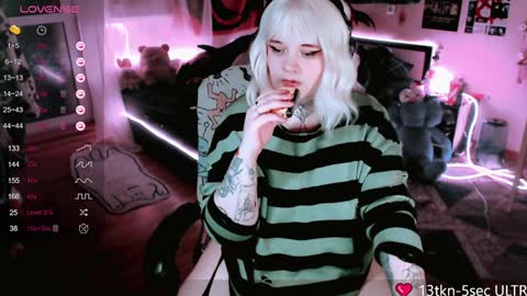 Snapshot of noori_hope chatting on 02.01.25 Noori online show from 02.01.25