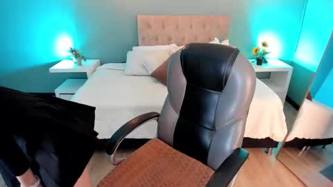 Nora online show from 11.11.25