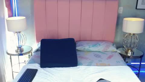 Snapshot of nova_ross chatting on 09.19.25 nova_ross online show from 09.19.25