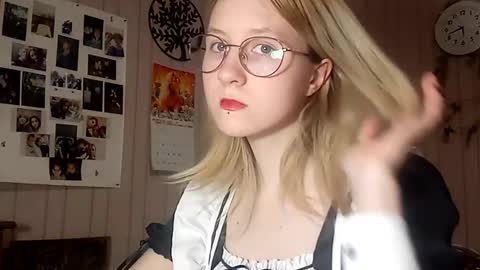 Snapshot of novellahartig chatting on 02.14.26 Sari It is my first day online show from 02.14.26