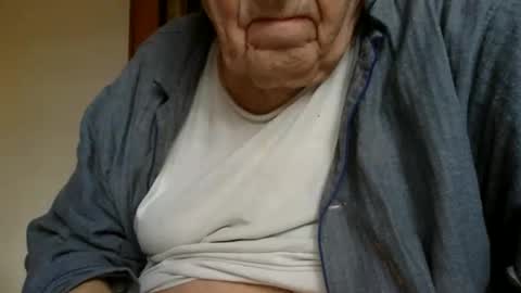 Snapshot of nymouf chatting on 12.14.25 nymouf online show from 12.14.25