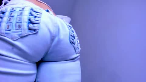 xionela gates online show from 10.06.25