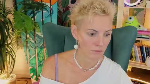 Snapshot of nymphvariety chatting on 09.19.25 nymphvariety online show from 09.19.25