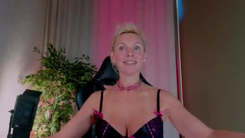 Snapshot of nymphvariety chatting on 09.30.25 nymphvariety online show from 09.30.25