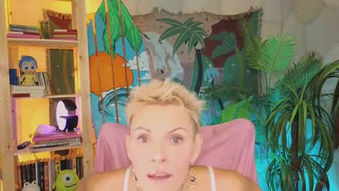 Snapshot of nymphvariety chatting on 10.11.25 nymphvariety online show from 10.11.25