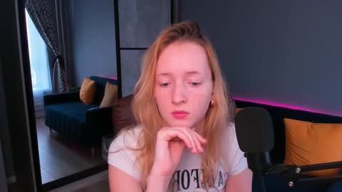 Snapshot of oddlyfamiliar chatting on 12.19.24 Call me Bee online show from 12.19.24
