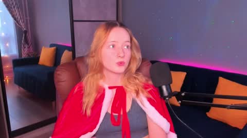 Snapshot of oddlyfamiliar chatting on 12.23.24 Call me Bee online show from 12.23.24