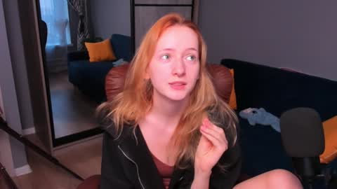 Snapshot of oddlyfamiliar chatting on 01.29.25 Call me Bee online show from 01.29.25