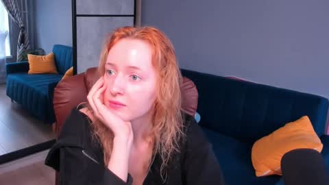Snapshot of oddlyfamiliar chatting on 01.30.25 Call me Bee online show from 01.30.25
