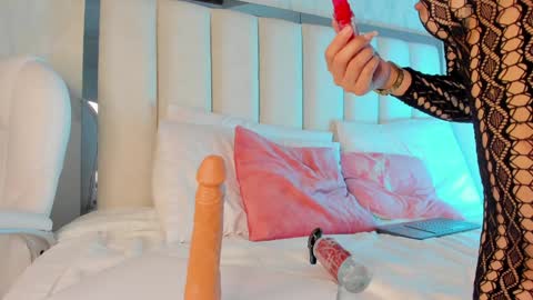 Holly online show from 01.11.25