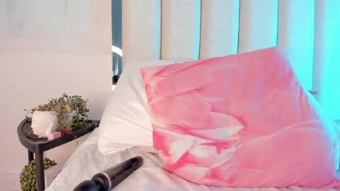 Holly online show from 01.12.25