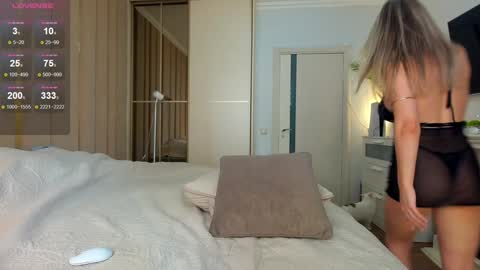 Snapshot of oh_julie chatting on 09.18.25 Julie online show from 09.18.25