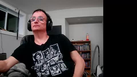 Snapshot of ohbitt chatting on 10.29.25 ohbitt online show from 10.29.25