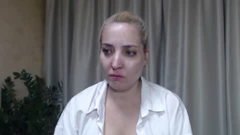 Snapshot of ohsweetmari chatting on 09.25.25 Mari online show from 09.25.25