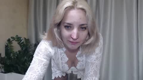 Snapshot of ohsweetmari chatting on 09.27.25 Mari online show from 09.27.25