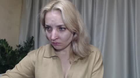 Snapshot of ohsweetmari chatting on 10.03.25 Mari online show from 10.03.25