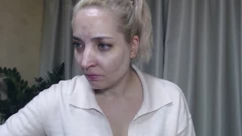 Snapshot of ohsweetmari chatting on 10.04.25 Mari online show from 10.04.25