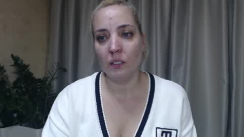 Snapshot of ohsweetmari chatting on 10.07.25 Mari online show from 10.07.25