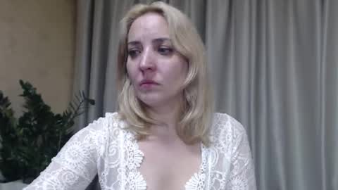 Snapshot of ohsweetmari chatting on 10.08.25 Mari online show from 10.08.25