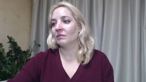 Snapshot of ohsweetmari chatting on 10.10.25 Mari online show from 10.10.25