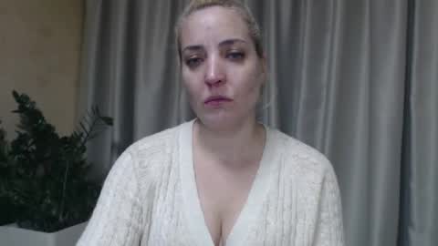 Snapshot of ohsweetmari chatting on 10.11.25 Mari online show from 10.11.25