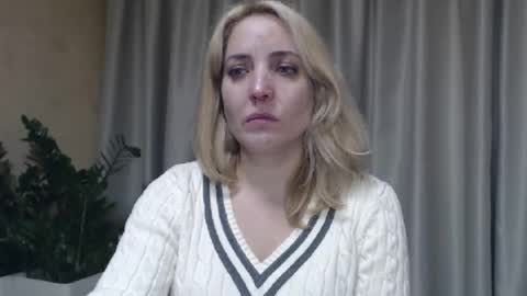 Snapshot of ohsweetmari chatting on 10.12.25 Mari online show from 10.12.25