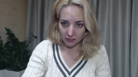 Snapshot of ohsweetmari chatting on 10.12.25 Mari online show from 10.12.25