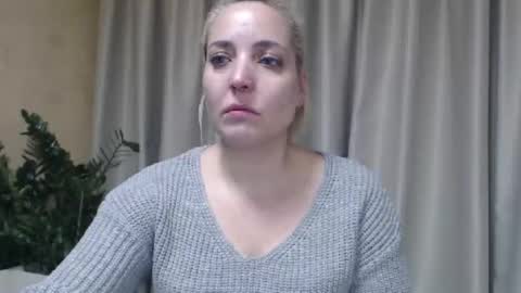 Snapshot of ohsweetmari chatting on 10.17.25 Mari online show from 10.17.25