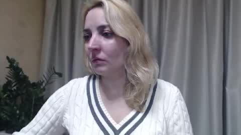 Snapshot of ohsweetmari chatting on 10.22.25 Mari online show from 10.22.25