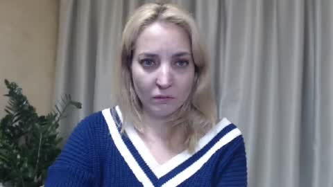 Snapshot of ohsweetmari chatting on 10.23.25 Mari online show from 10.23.25