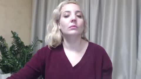 Snapshot of ohsweetmari chatting on 10.24.25 Mari online show from 10.24.25