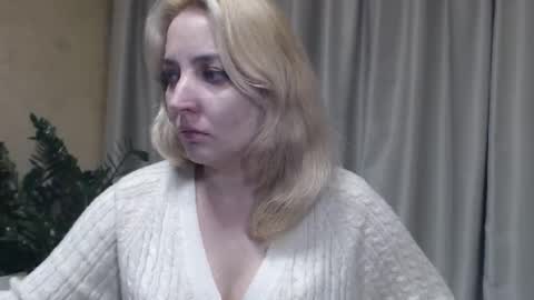 Snapshot of ohsweetmari chatting on 10.26.25 Mari online show from 10.26.25