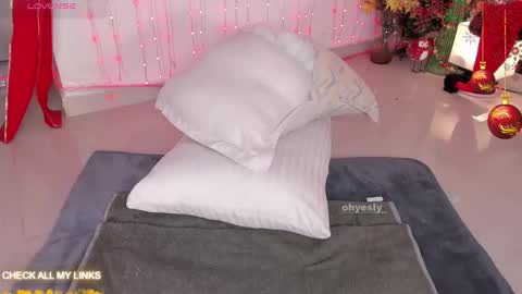 ohyesly_ online show from 12.19.25