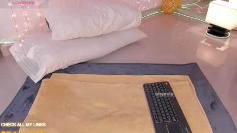 ohyesly_ online show from 01.06.26