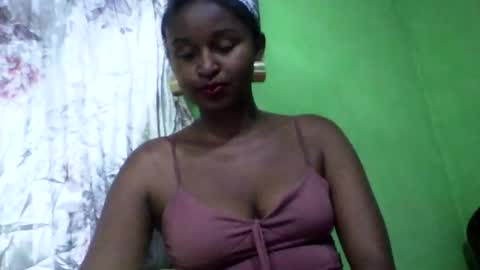 Snapshot of olinah610 chatting on 10.11.25 olinah610 online show from 10.11.25