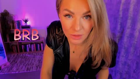 Snapshot of oliva_candy chatting on 01.11.25 oliva_candy online show from 01.11.25