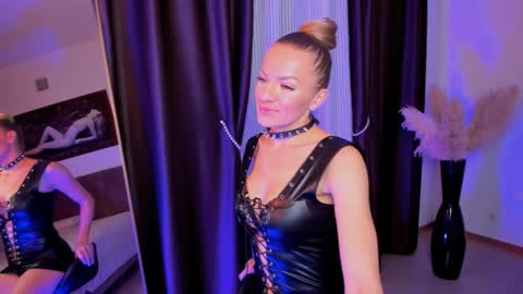 Snapshot of oliva_candy chatting on 01.21.25 oliva_candy online show from 01.21.25