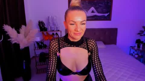 Snapshot of oliva_candy chatting on 03.02.25 oliva_candy online show from 03.02.25