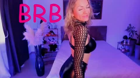 Snapshot of oliva_candy chatting on 03.11.25 oliva_candy online show from 03.11.25