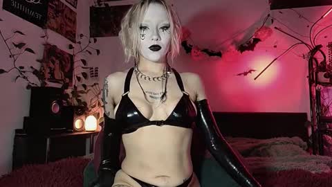 Snapshot of olivecum chatting on 10.30.25 Olive online show from 10.30.25