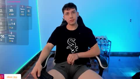 Snapshot of oliver_kyy chatting on 09.19.25 oliveeer online show from 09.19.25