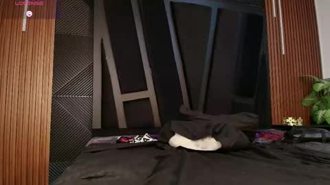 OLIVER LAURENT online show from 04.21.26