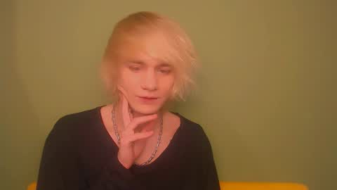 Snapshot of oliver_sweet_ chatting on 12.14.24 Oliver online show from 12.14.24