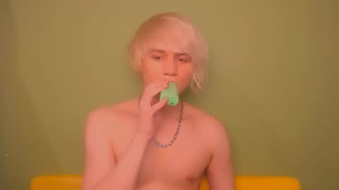 Snapshot of oliver_sweet_ chatting on 02.22.25 Oliver online show from 02.22.25