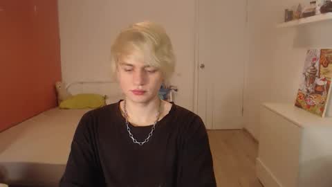 Snapshot of oliver_sweet_ chatting on 10.23.25 Oliver online show from 10.23.25