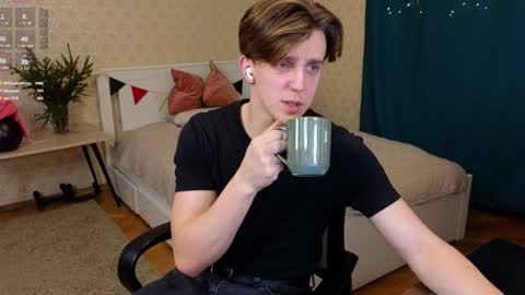 Snapshot of oliver_travis chatting on 01.08.25 Oliver Evans online show from 01.08.25