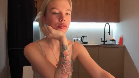 Snapshot of olivia_bells chatting on 01.05.25 Olivia 3 online show from 01.05.25