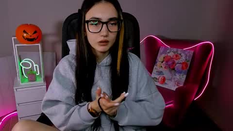 olivia_norton_ online show from 10.28.25