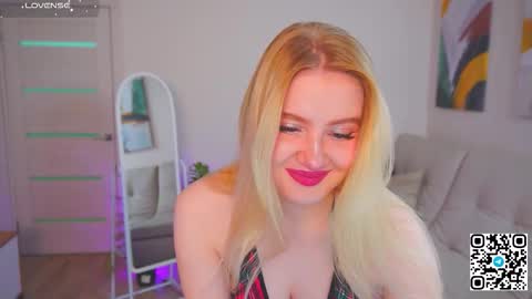Snapshot of oliviabr0wn chatting on 09.14.25 Olivia online show from 09.14.25